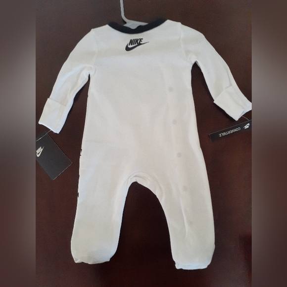 Nike Baby Smiley Coverall Footed Sleeper White/ Black Size 6M NWT - Picture 4 of 5